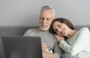 medium-shot-senior-couple-with-laptop